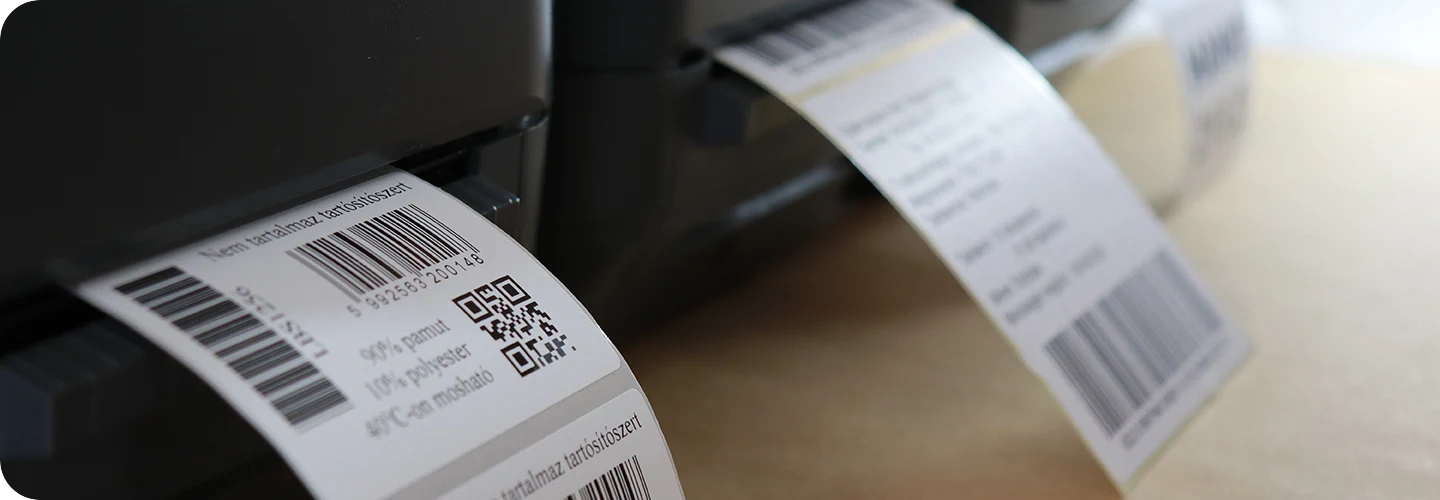 Címkenyomtató nyomtatott etikettekkel